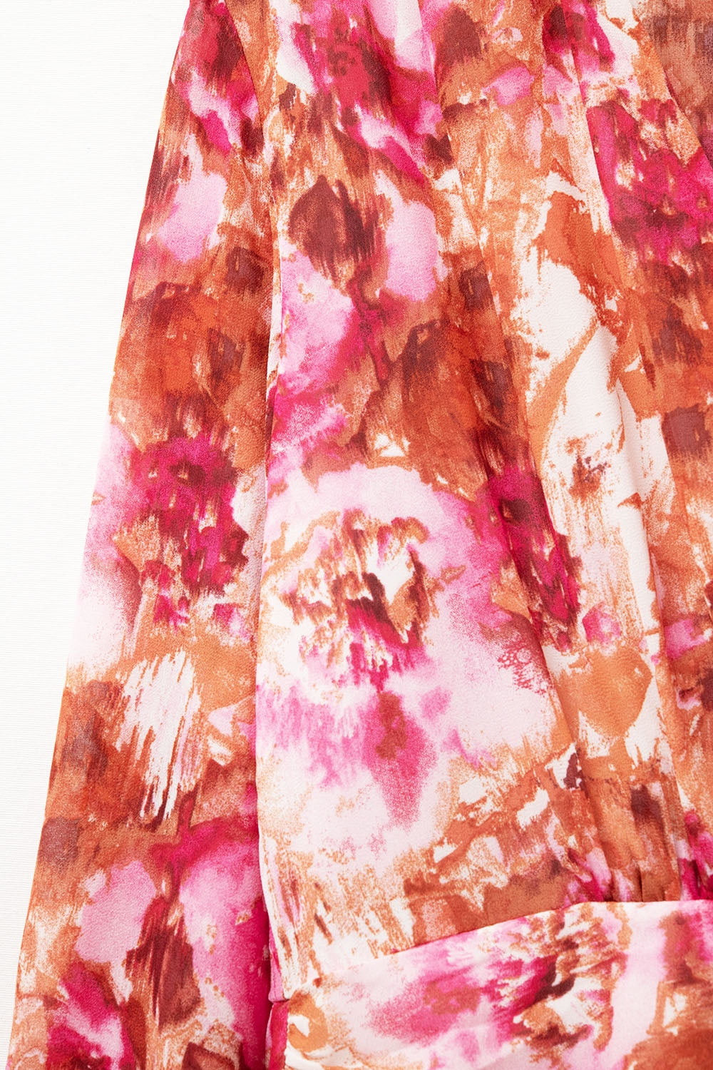 Vestido com decote em V com estampado abstrato e faixa na cintura