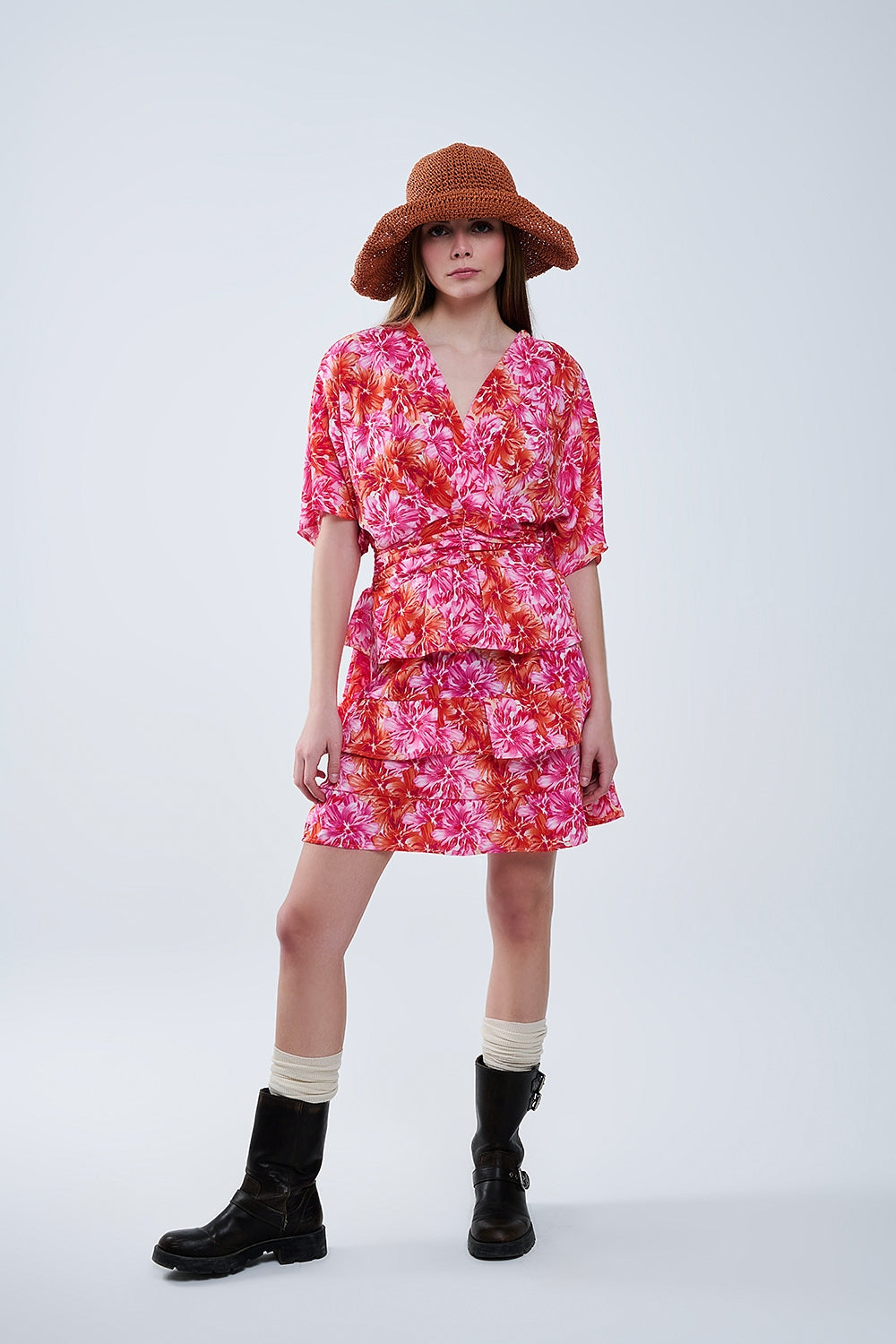 Vestido com estampa floral em tons de rosa laranja e vermelho