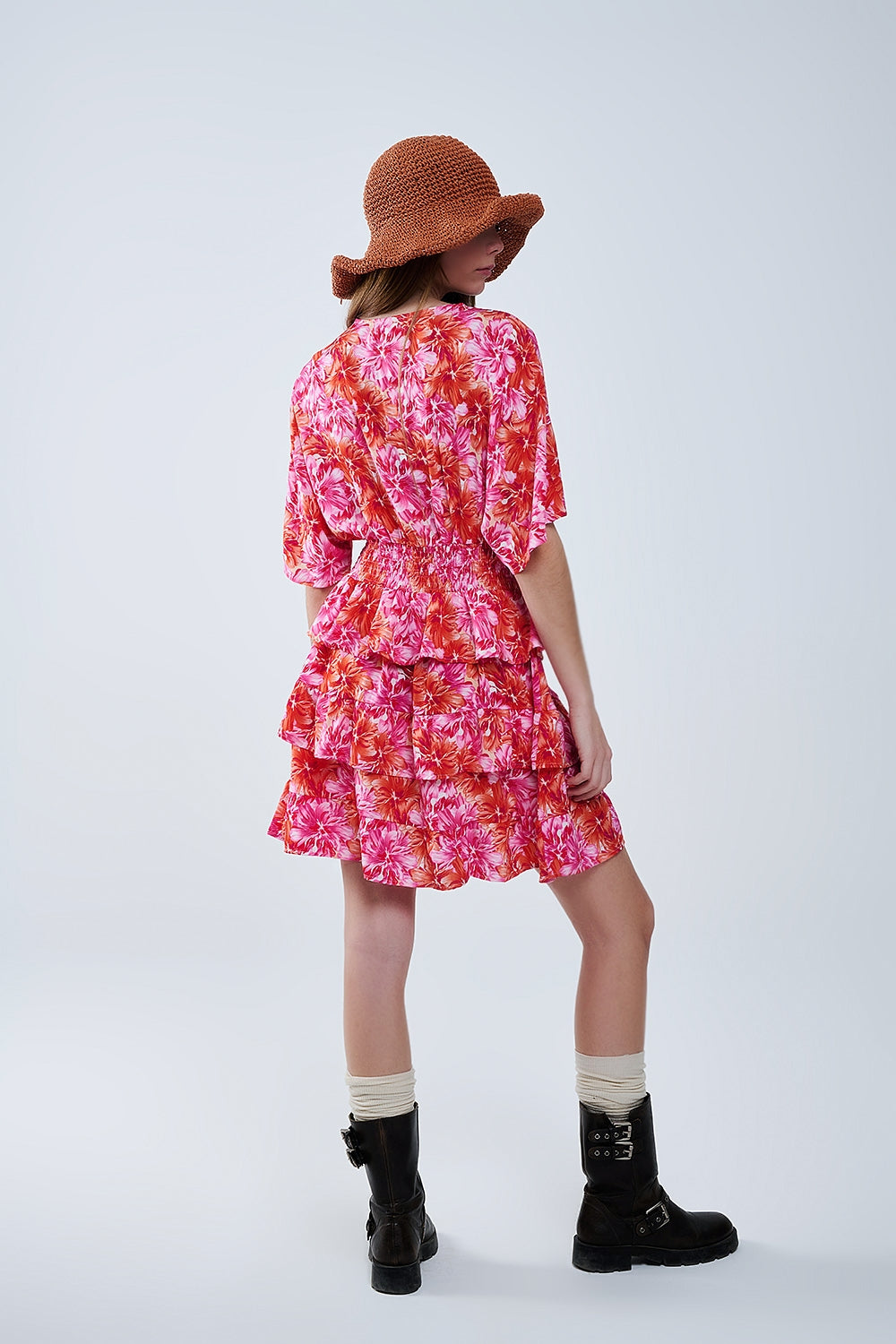 Vestido com estampa floral em tons de rosa laranja e vermelho