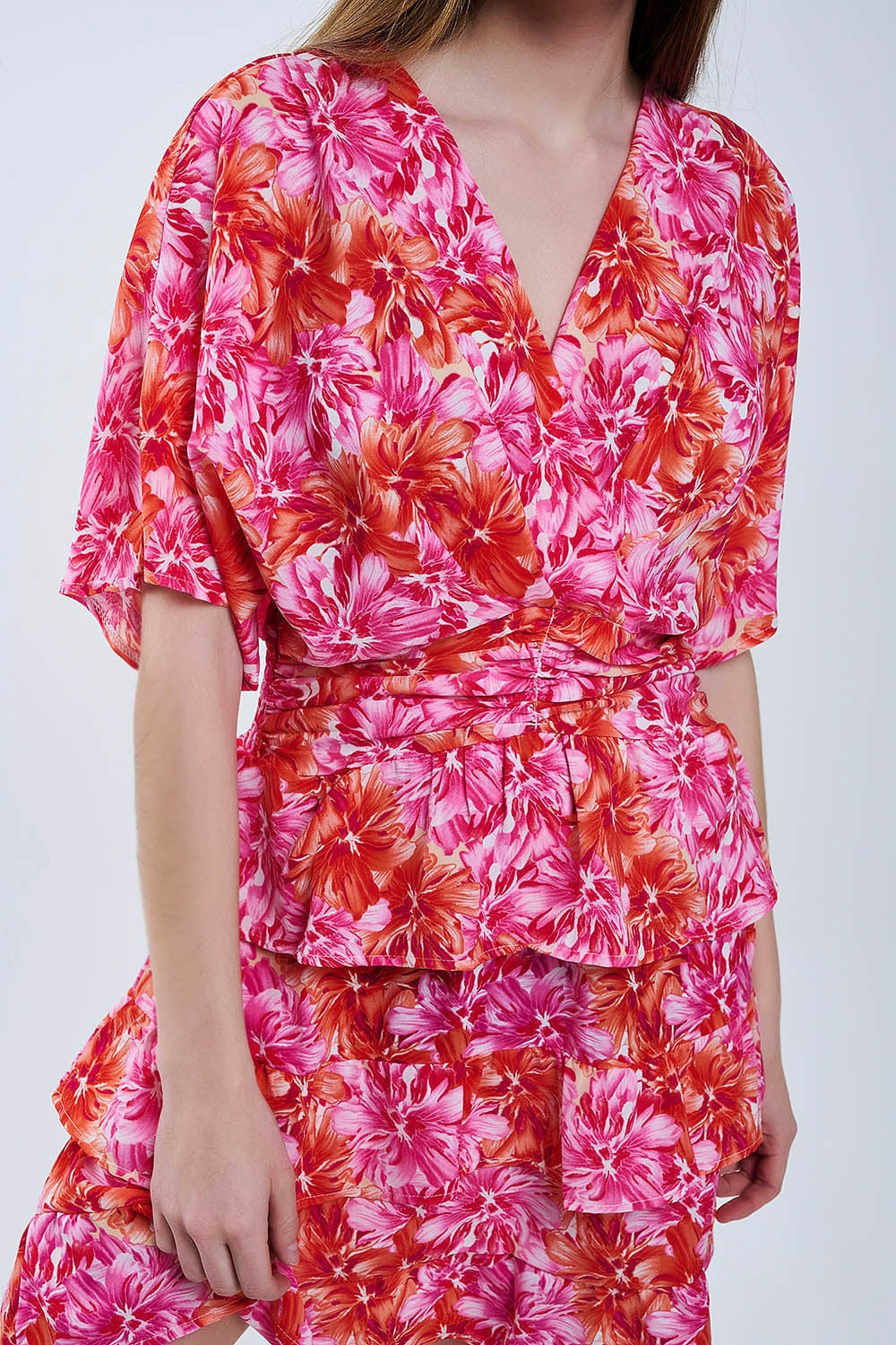 Vestido com estampa floral em tons de rosa laranja e vermelho