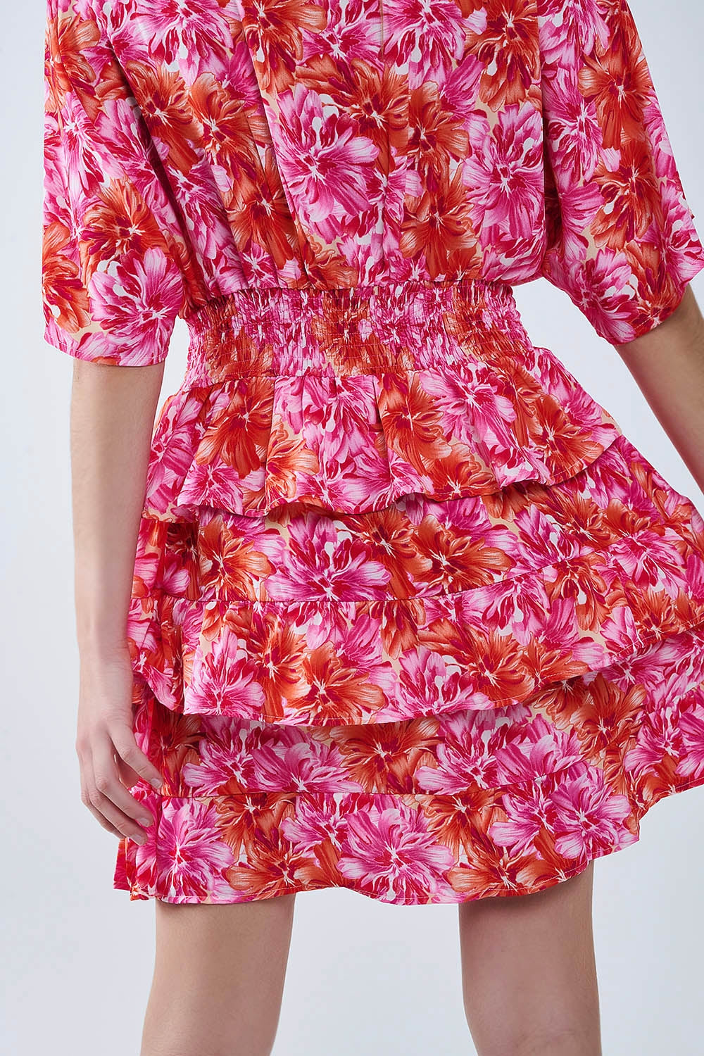 Vestido com estampa floral em tons de rosa laranja e vermelho