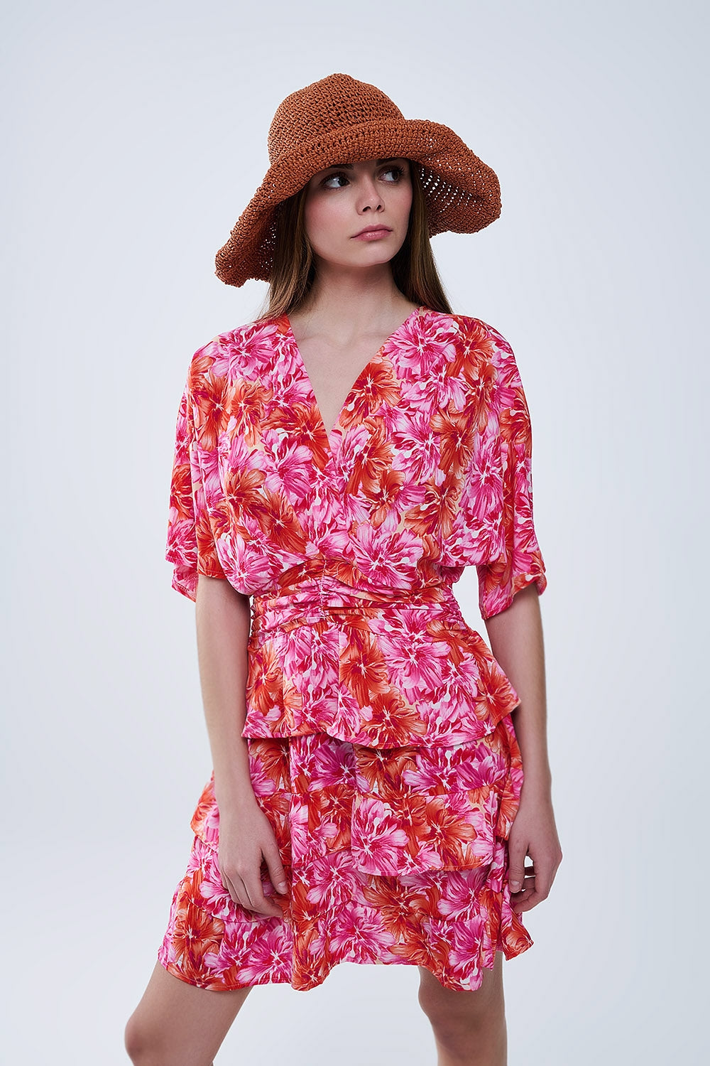Vestido com estampa floral em tons de rosa laranja e vermelho