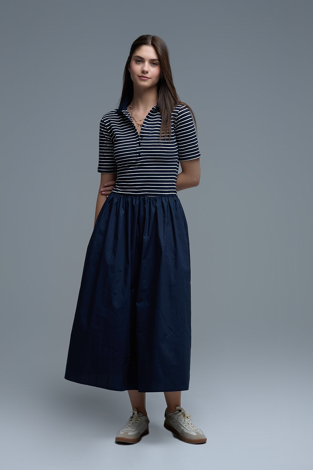Vestido com top às riscas e saia midi em popeline em azul-marinho