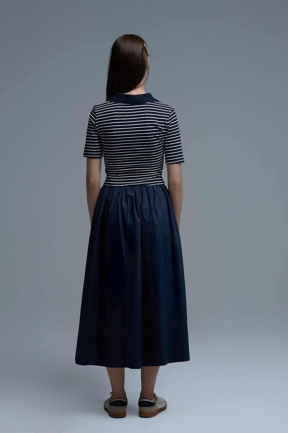 Vestido com top às riscas e saia midi em popeline em azul-marinho