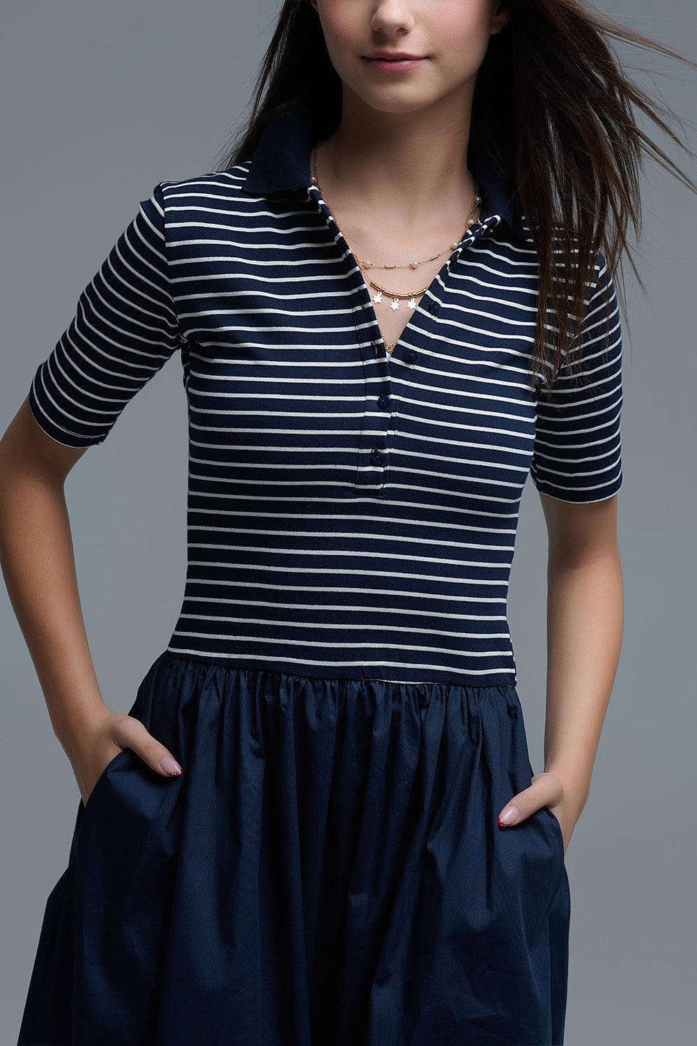 Vestido com top às riscas e saia midi em popeline em azul-marinho