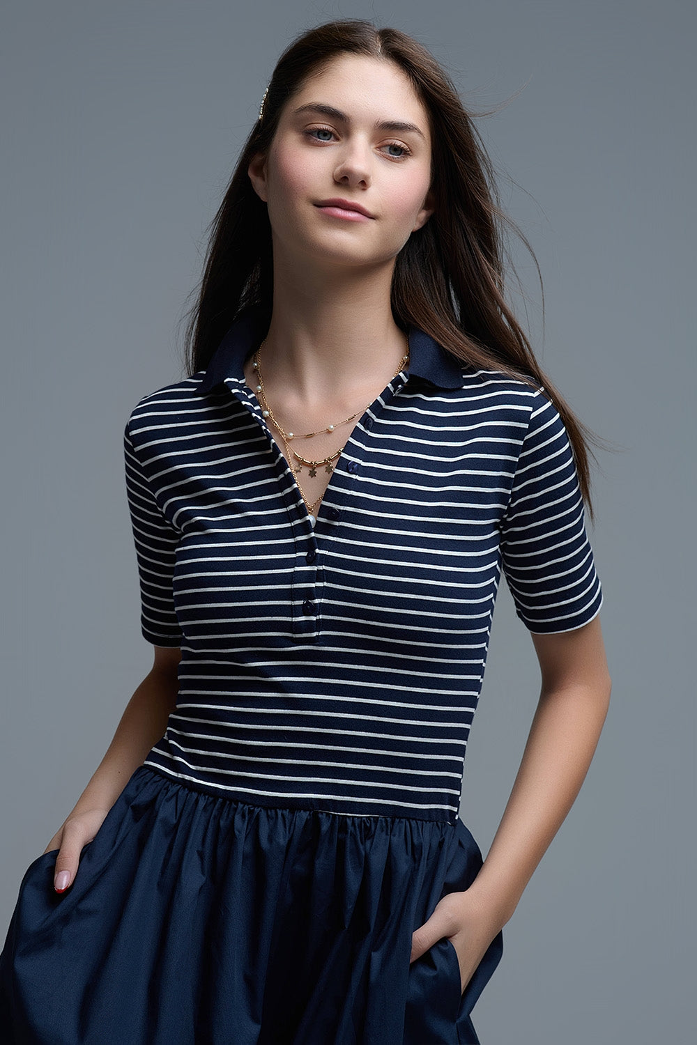 Vestido com top às riscas e saia midi em popeline em azul-marinho