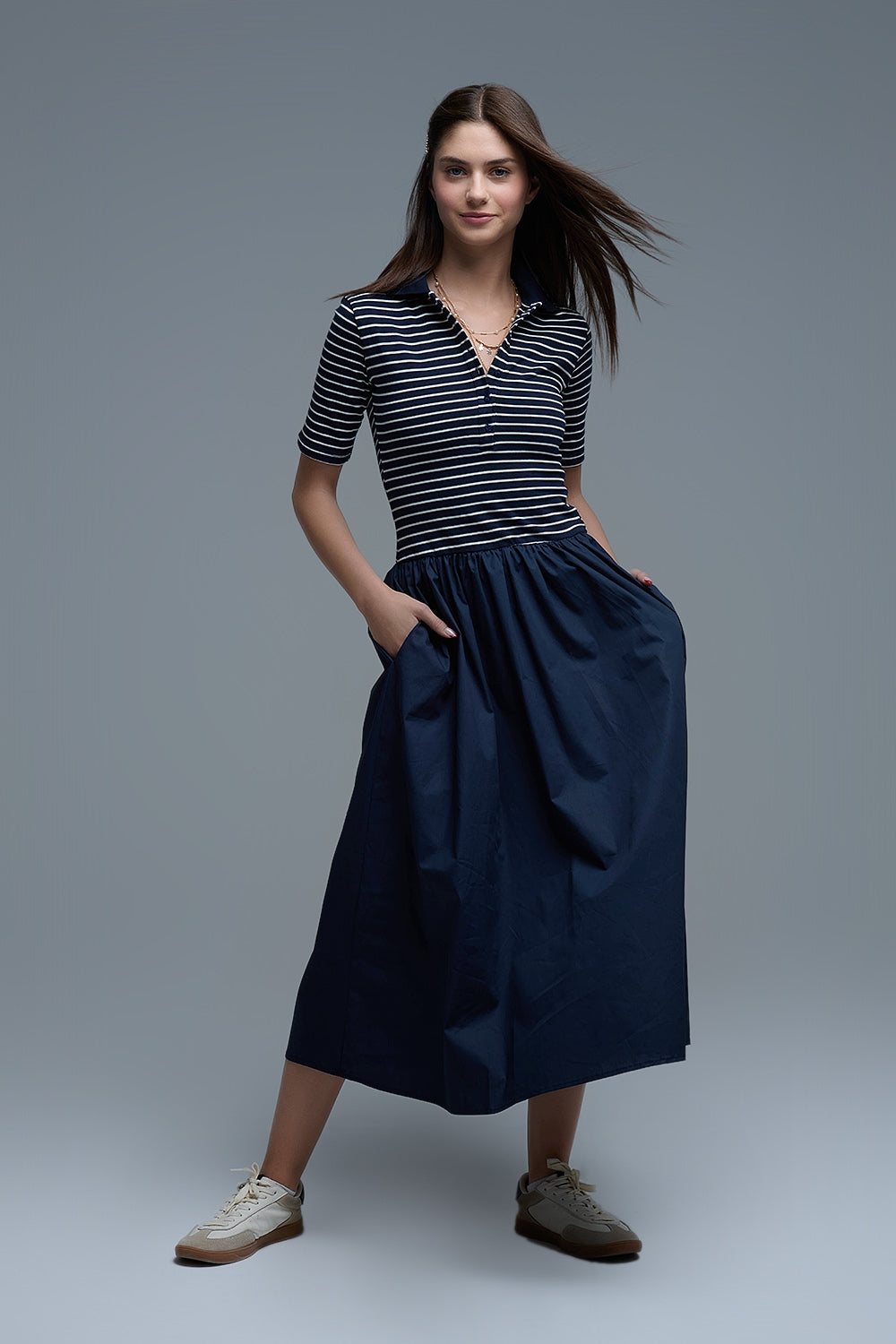 Vestido com top às riscas e saia midi em popeline em azul-marinho