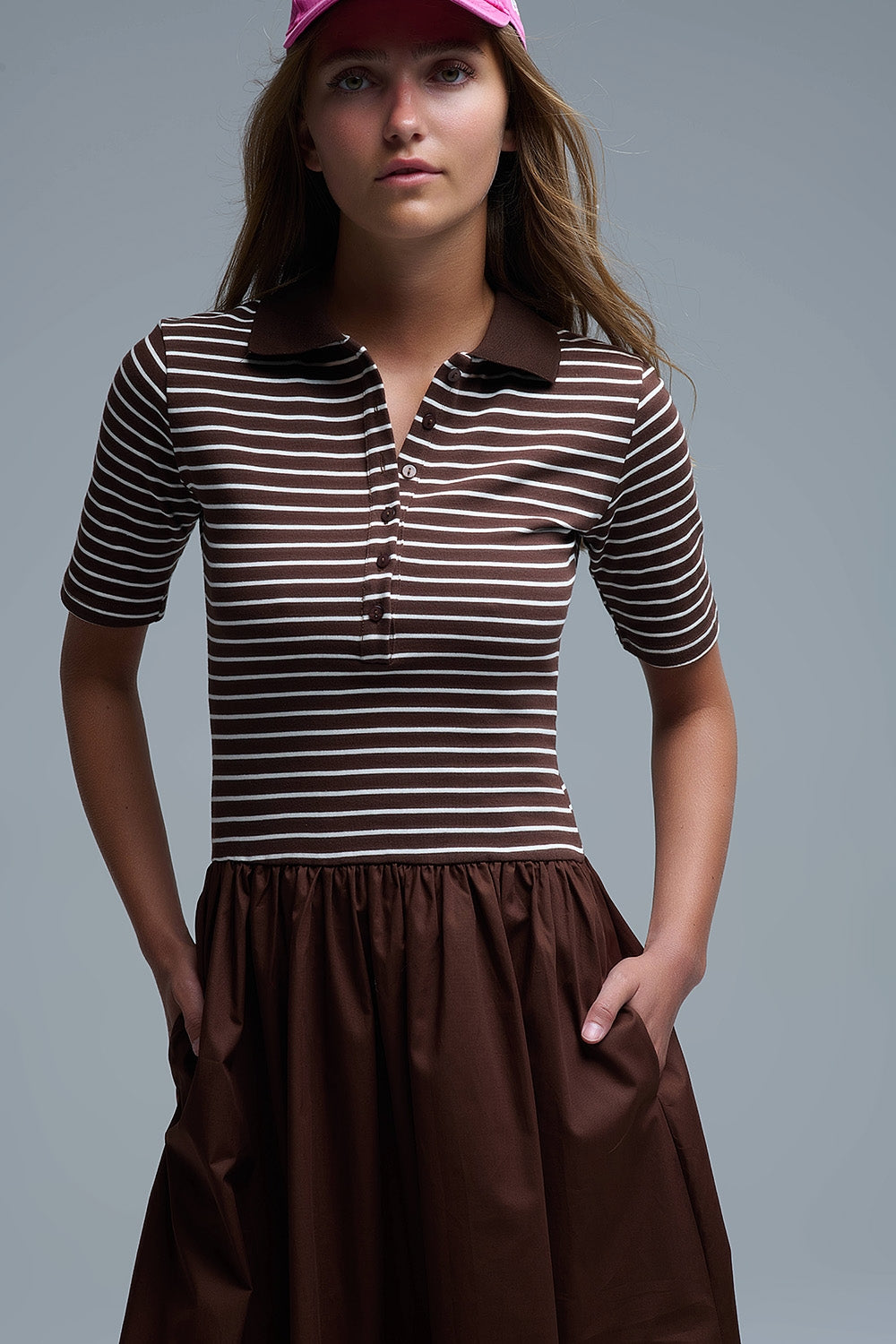 Vestido com top às riscas e saia midi em popelina em castanho