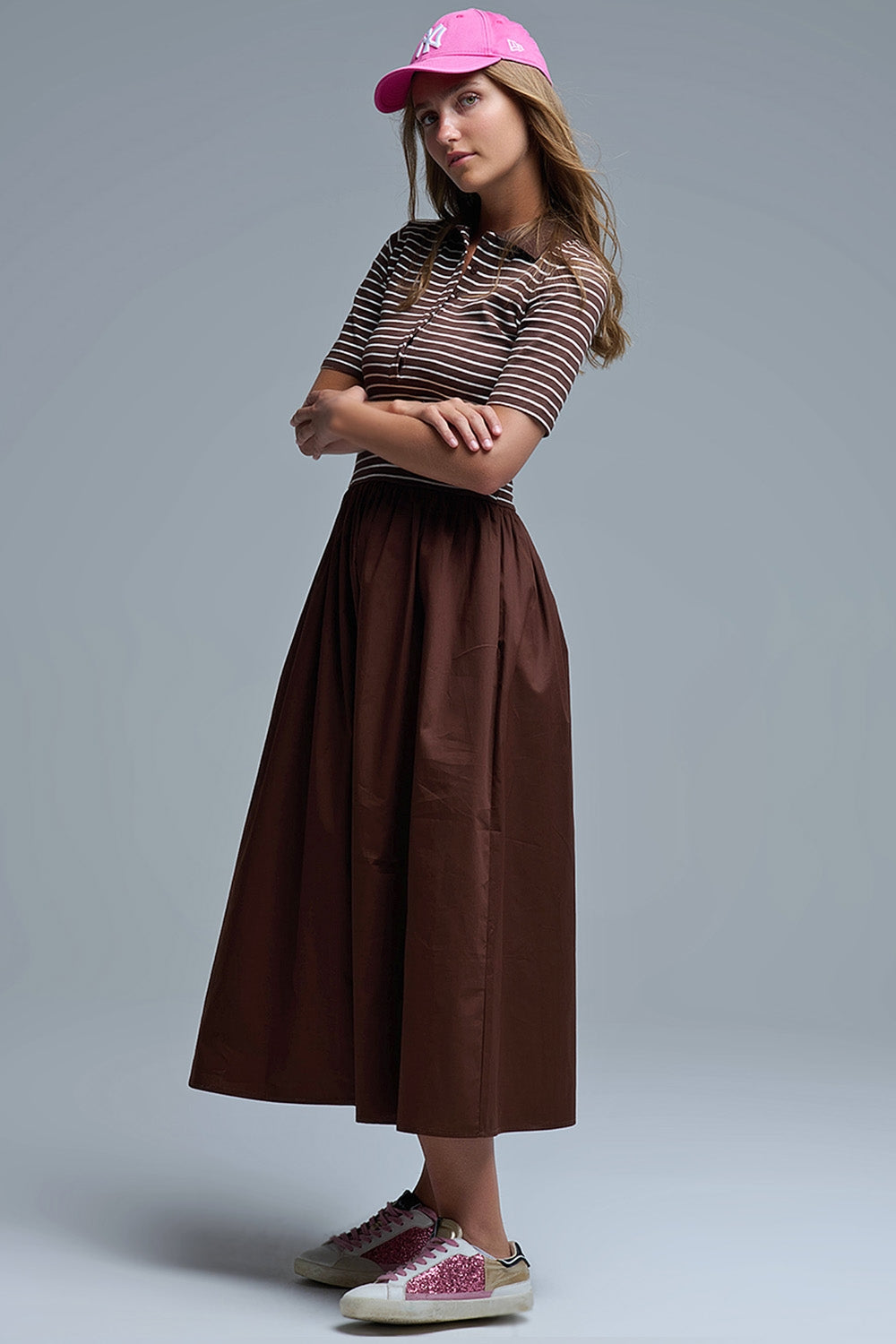 Vestido com top às riscas e saia midi em popelina em castanho