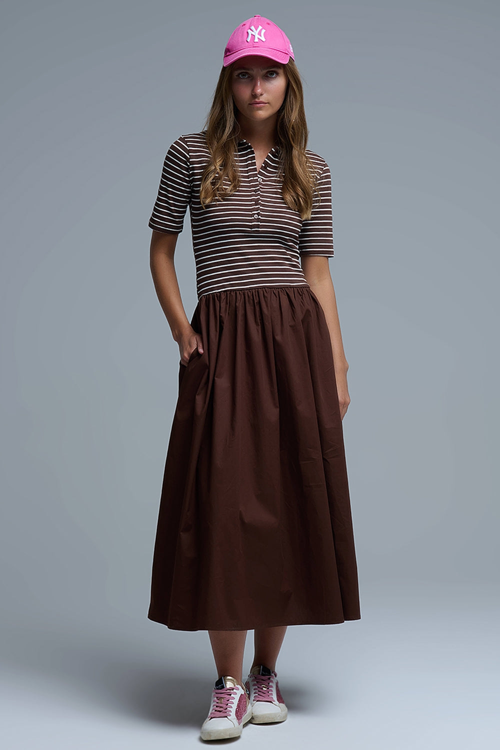 Vestido com top às riscas e saia midi em popelina em castanho
