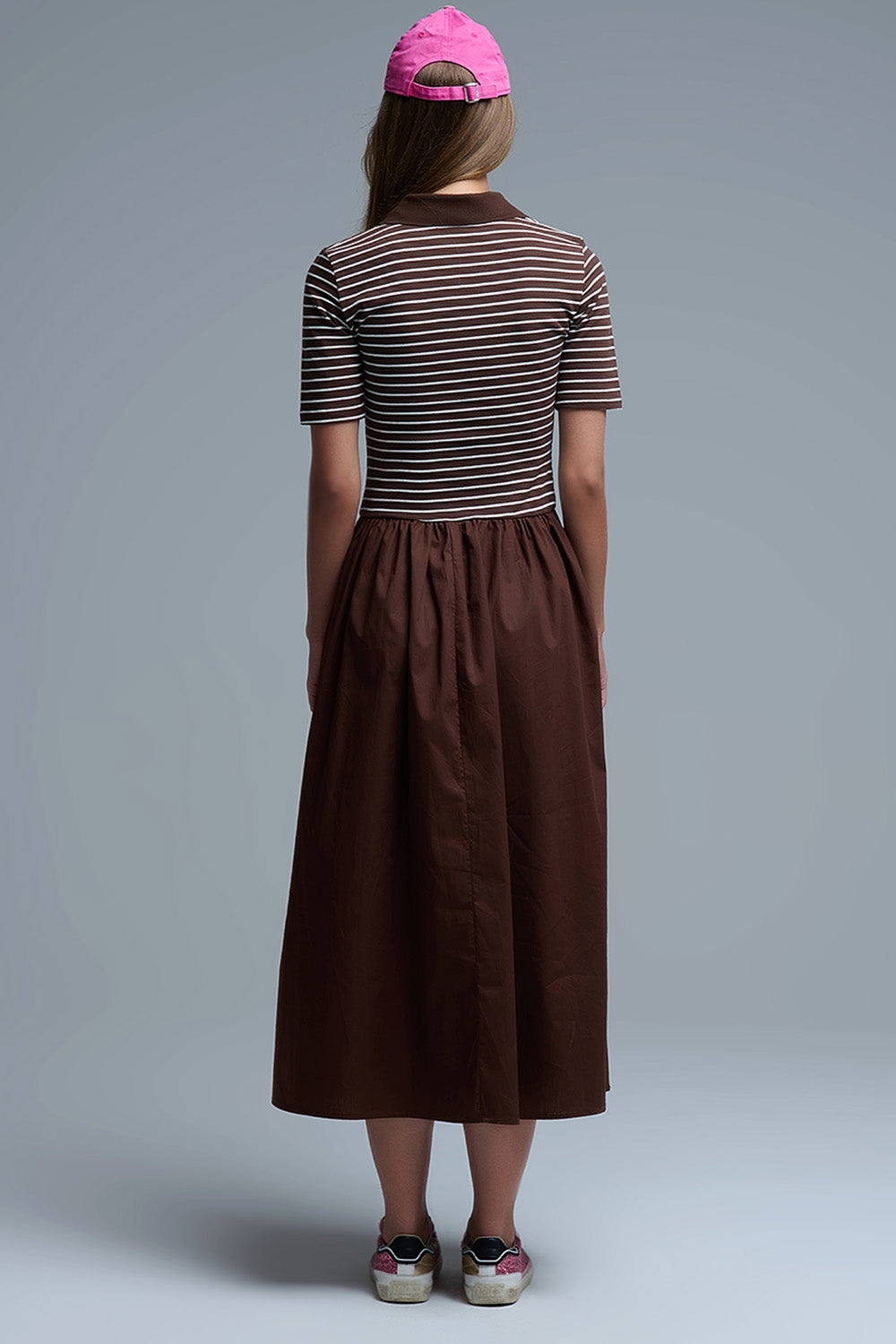 Vestido com top às riscas e saia midi em popelina em castanho