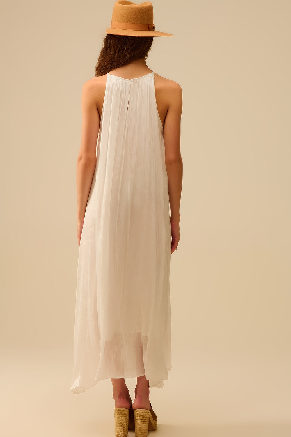Vestido comprido branco com pregas e decote com brilhantes
