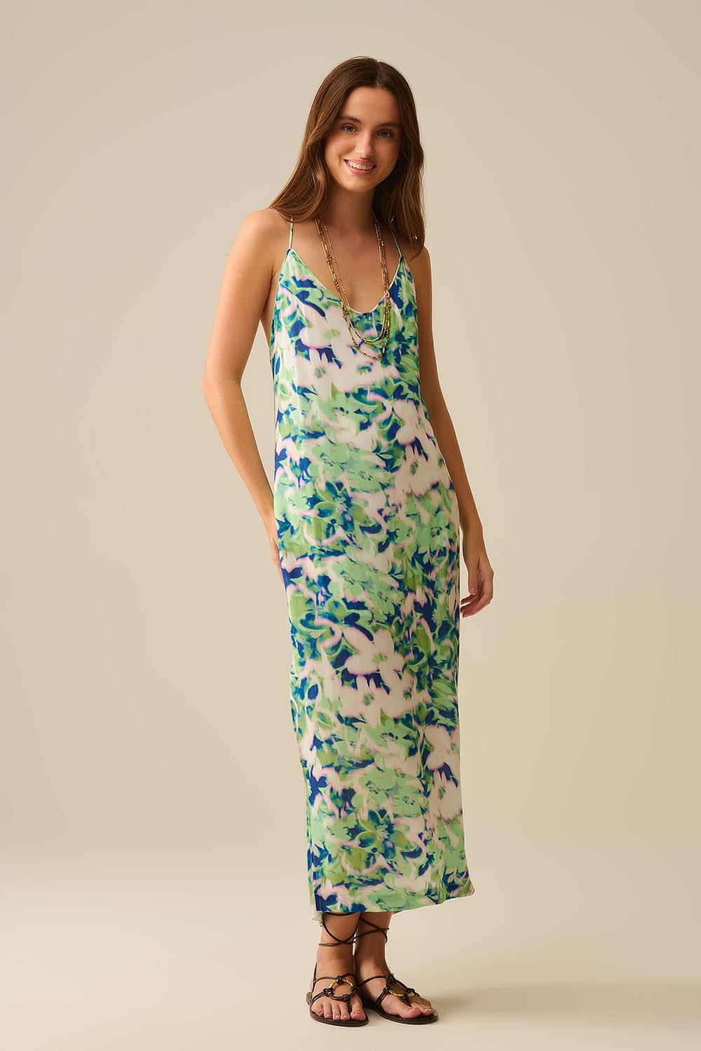 vestido comprido verde com estampado floral e decote largo nas costas