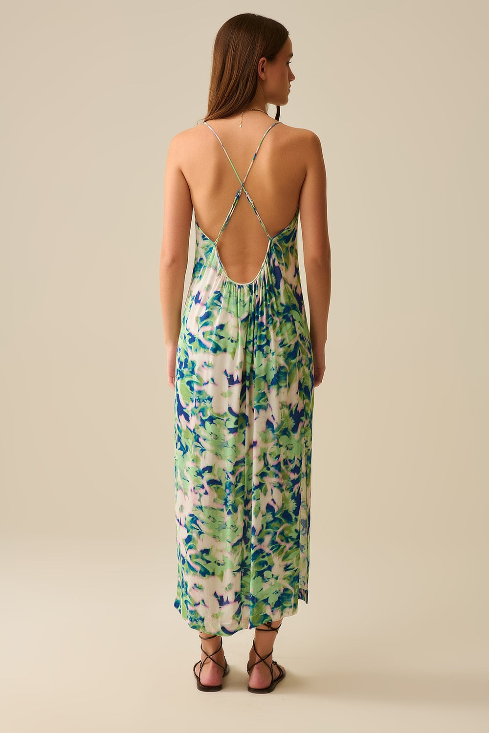 vestido comprido verde com estampado floral e decote largo nas costas