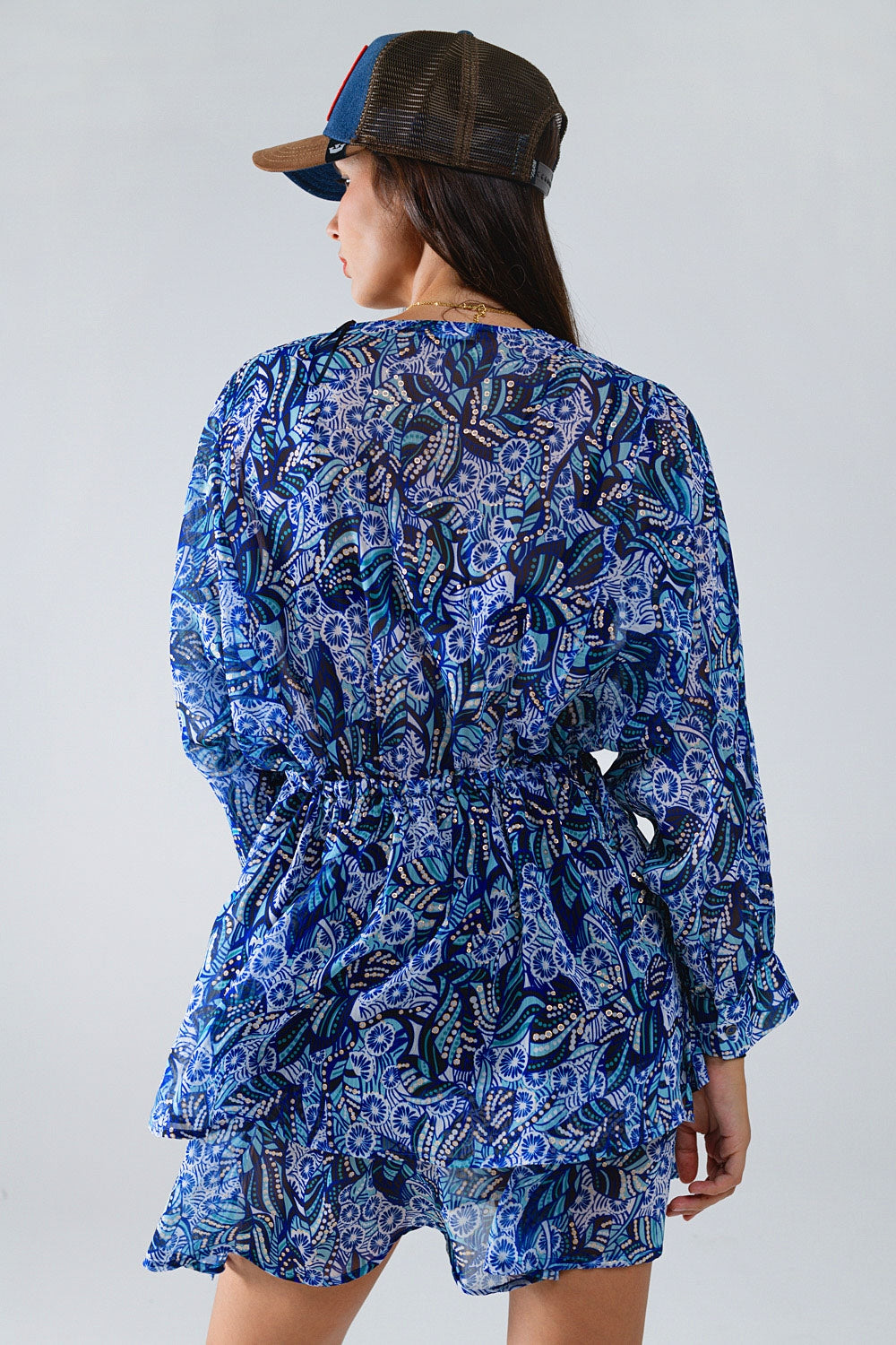 Vestido curto azul com estampa estilizada e cintura ajustável