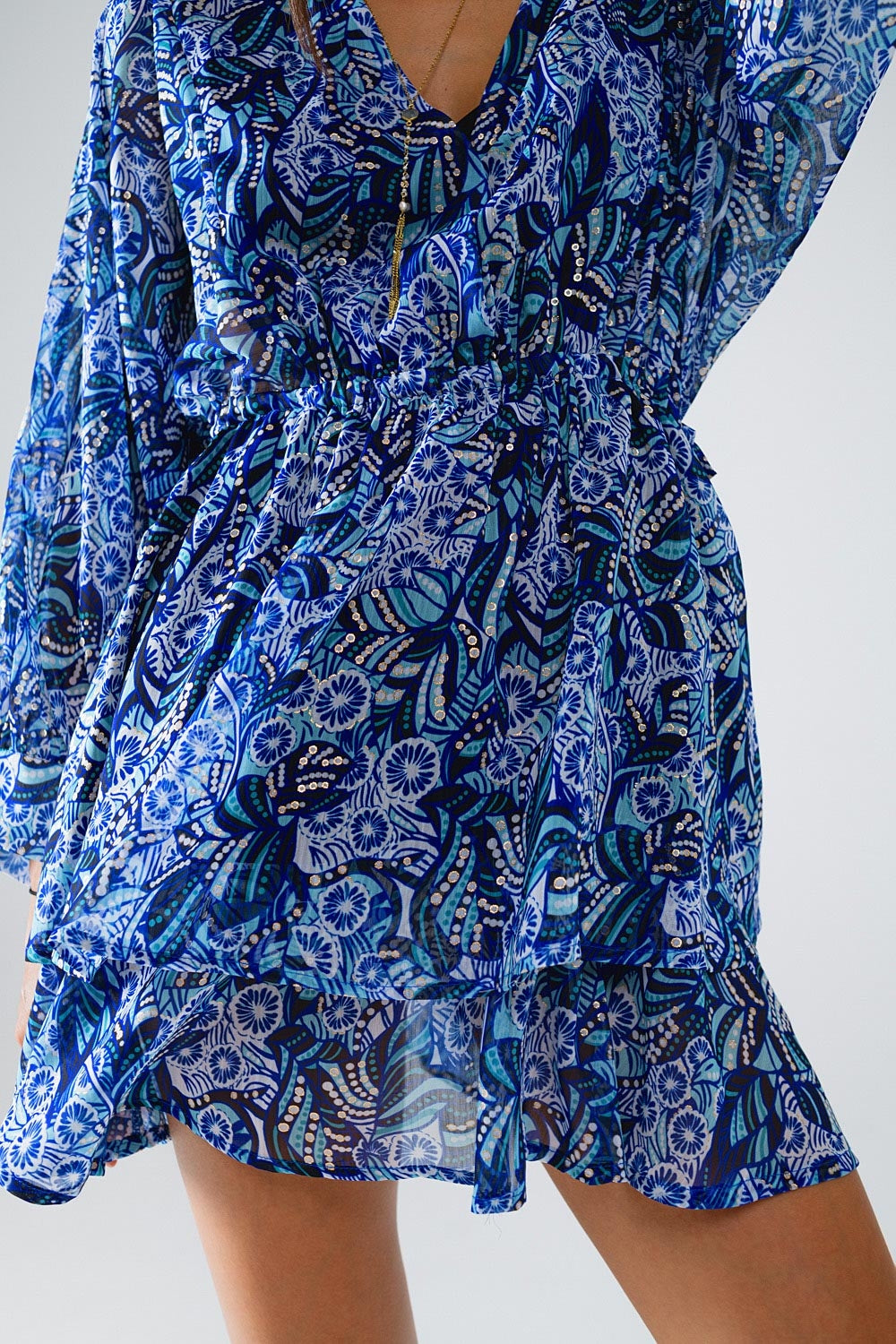 Vestido curto azul com estampa estilizada e cintura ajustável