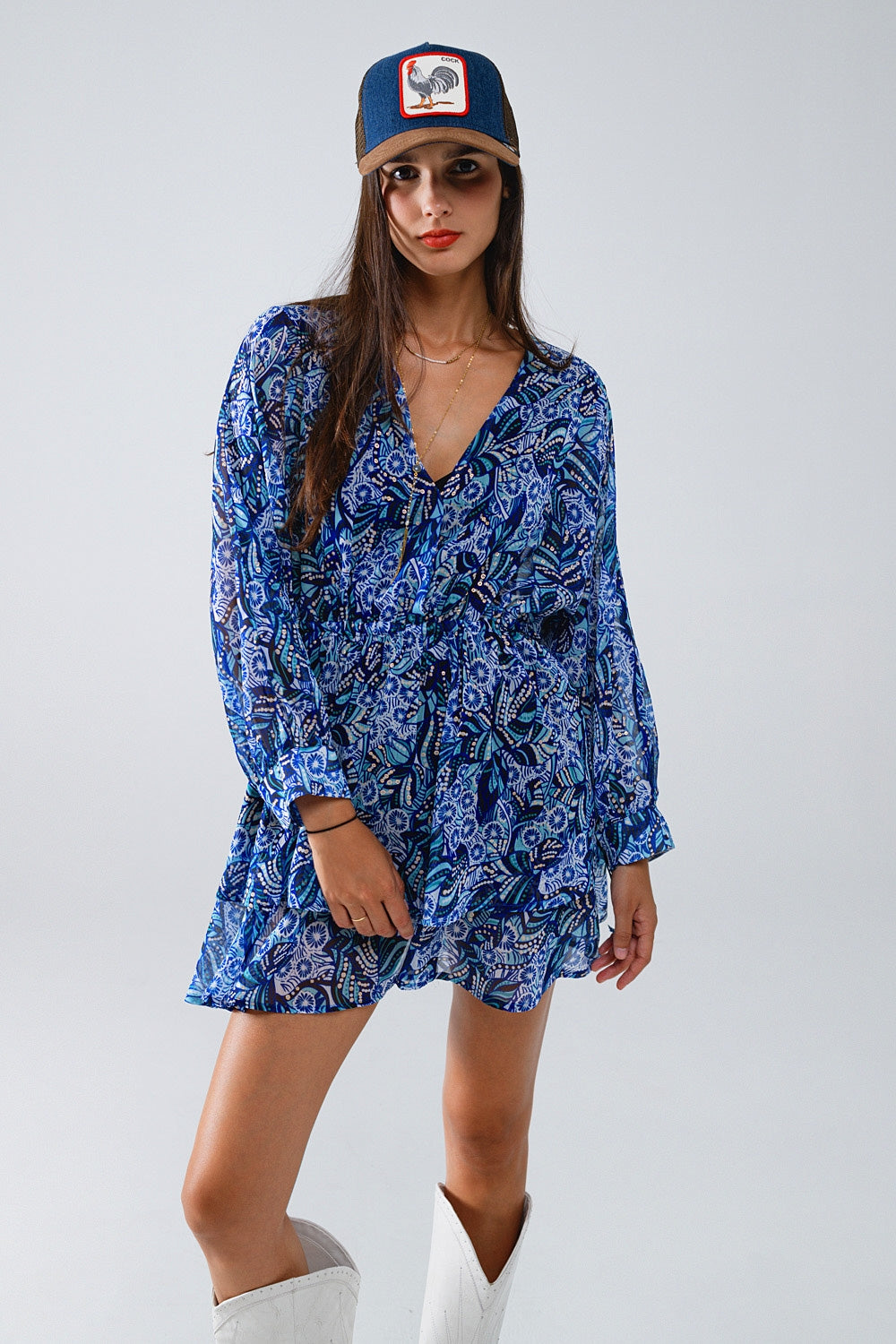 Vestido curto azul com estampa estilizada e cintura ajustável