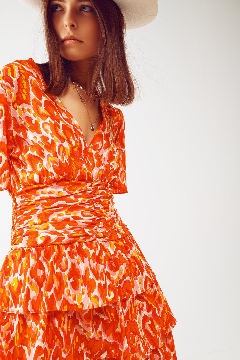 Vestido curto com decote em V e estampa floral laranja