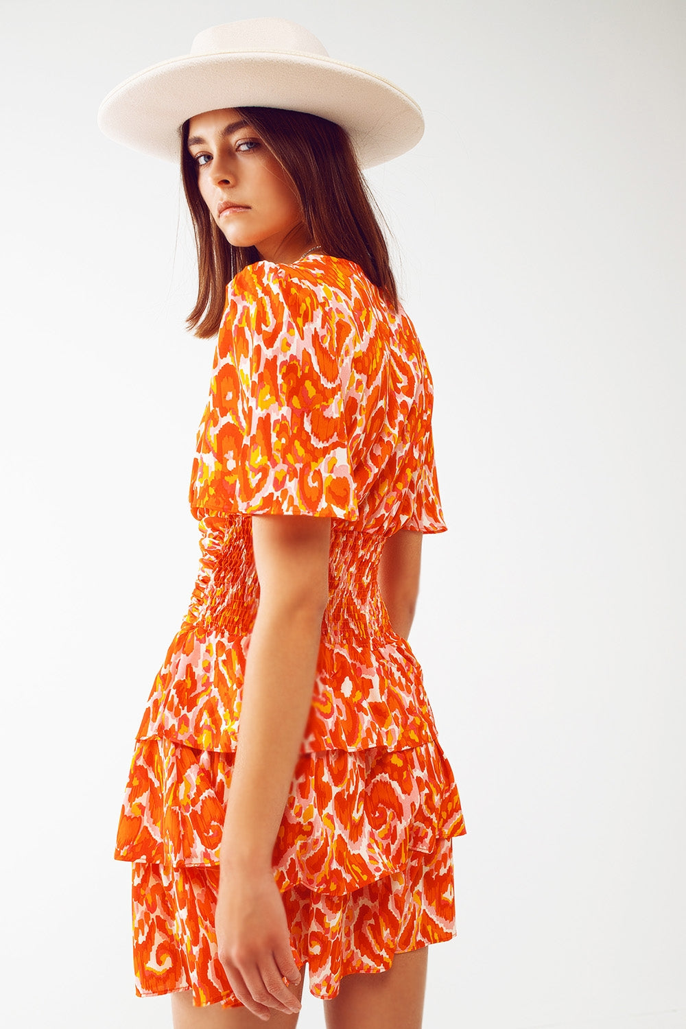Vestido curto com decote em V e estampa floral laranja