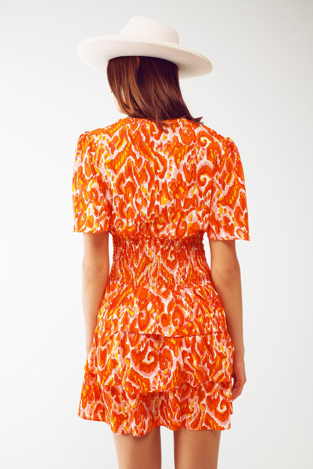 Vestido curto com decote em V e estampa floral laranja