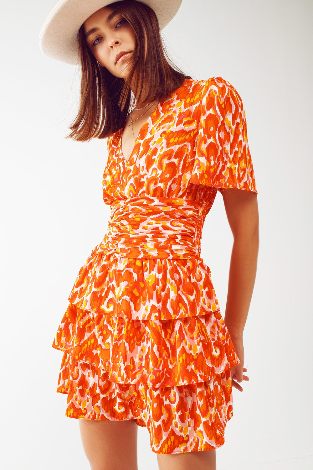 Vestido curto com decote em V e estampa floral laranja