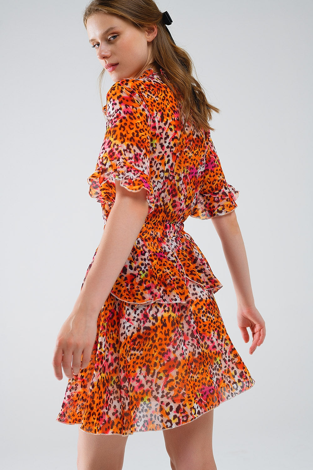 Vestido curto com estampa animal em laranja e branco