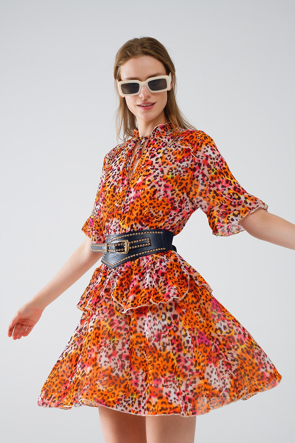 Vestido curto com estampa animal em laranja e branco
