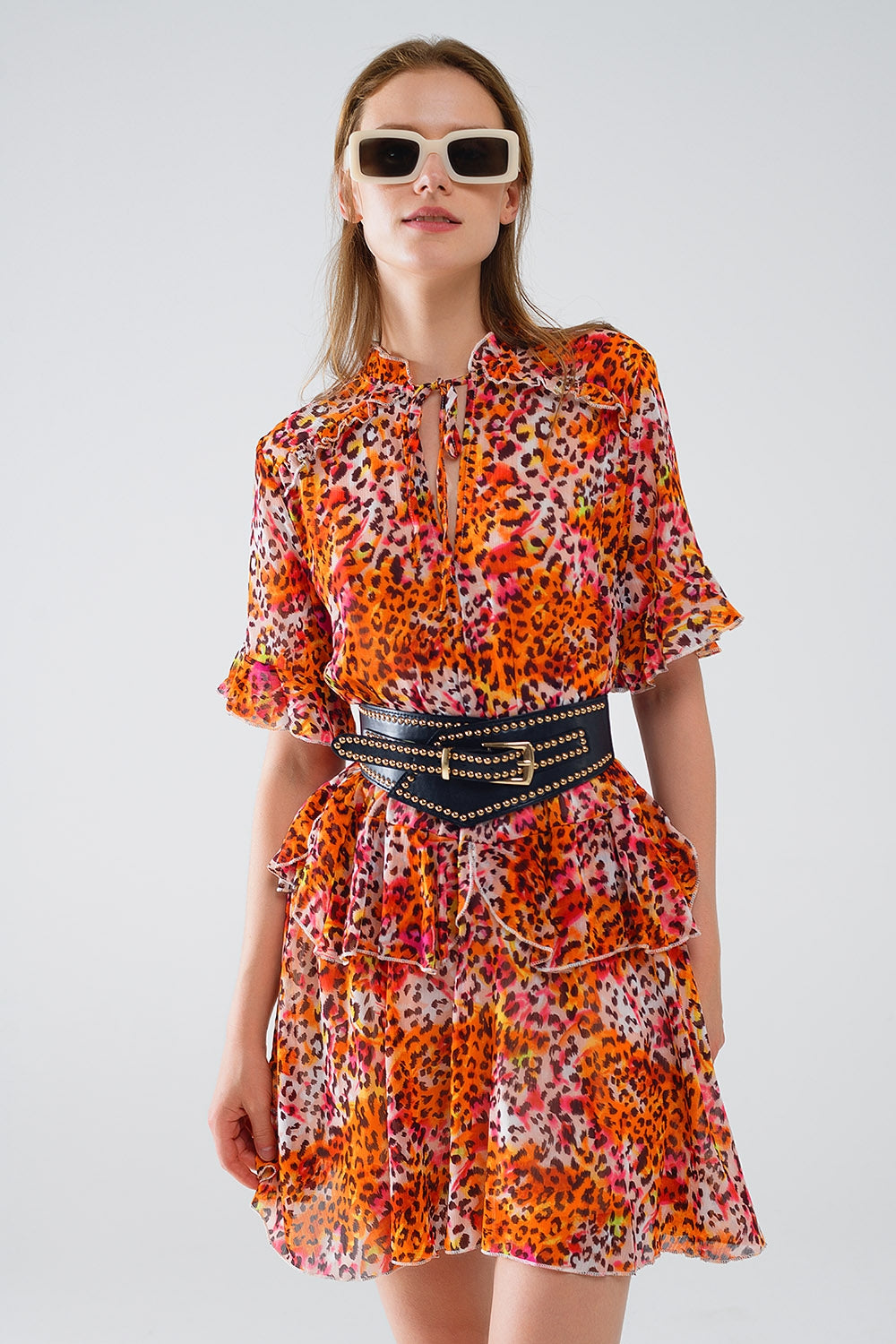 Vestido curto com estampa animal em laranja e branco