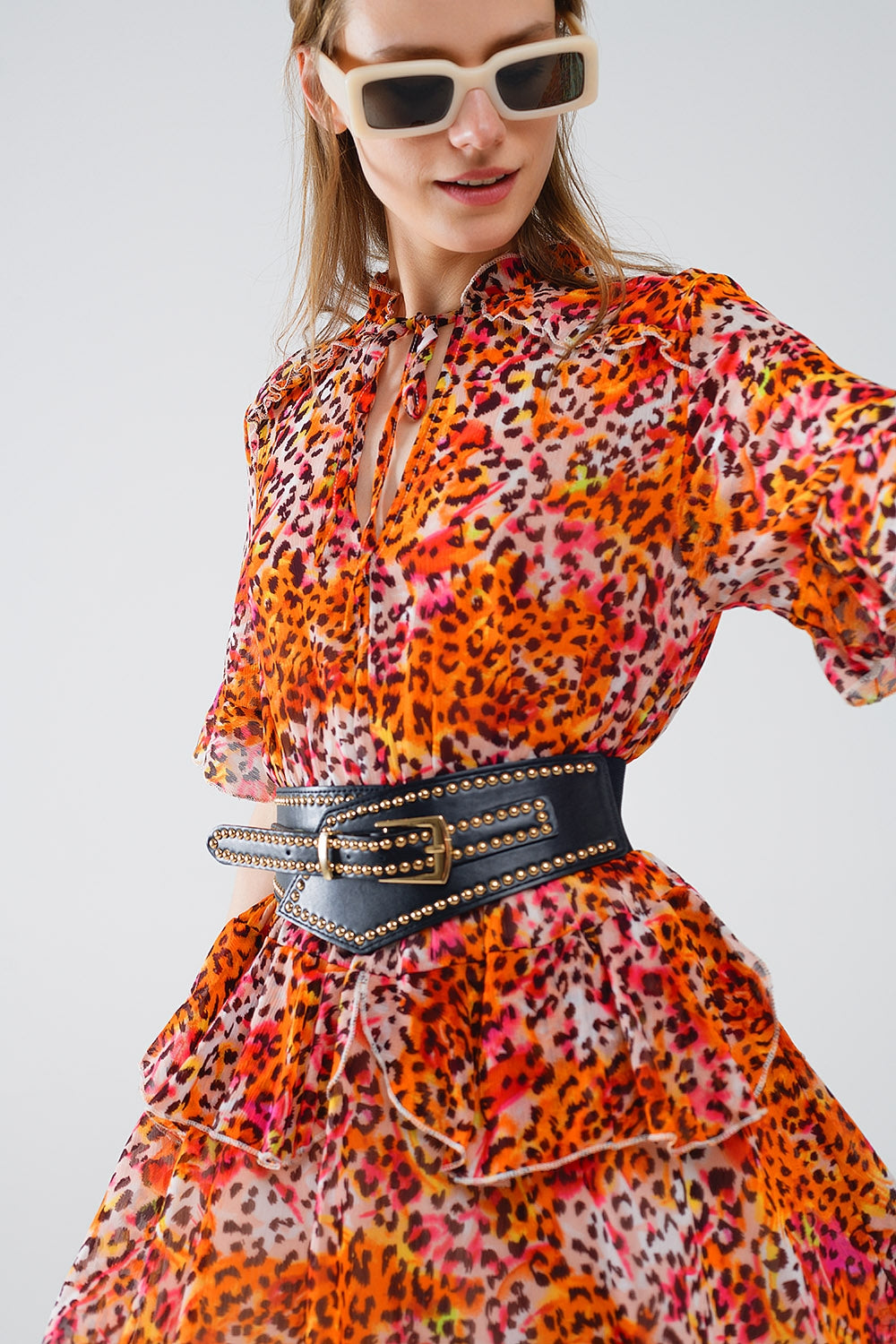 Vestido curto com estampa animal em laranja e branco