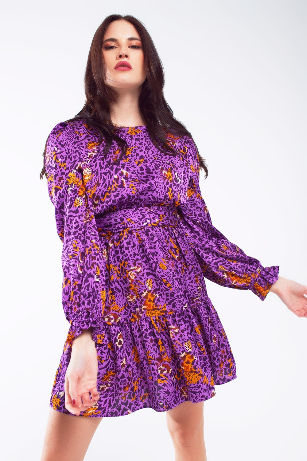 Vestido curto estampado com saia em camadas e punho com folhos em roxo
