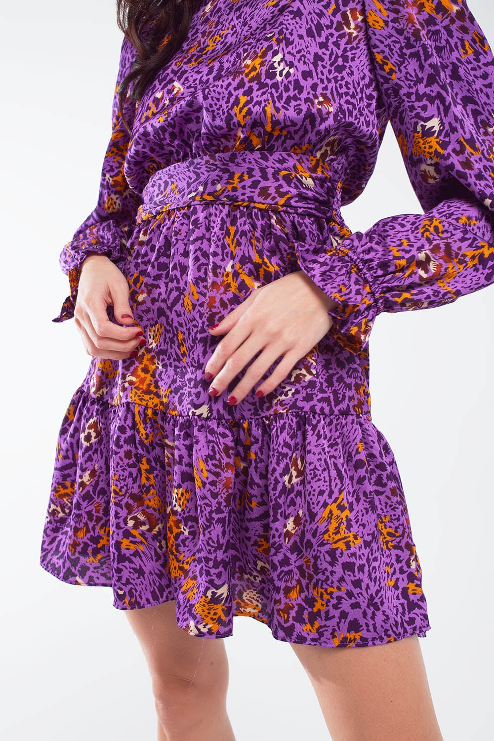 Vestido curto estampado com saia em camadas e punho com folhos em roxo