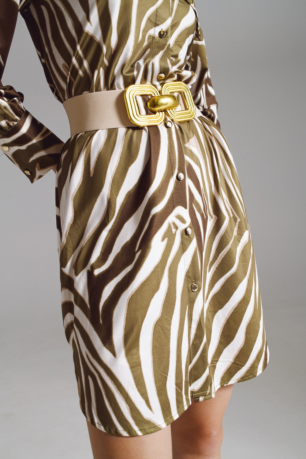 Vestido curto midi com estampa de zebra em branco e verde oliva