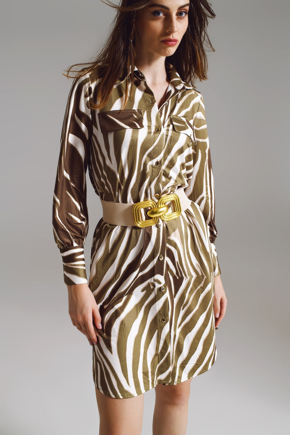 Vestido curto midi com estampa de zebra em branco e verde oliva