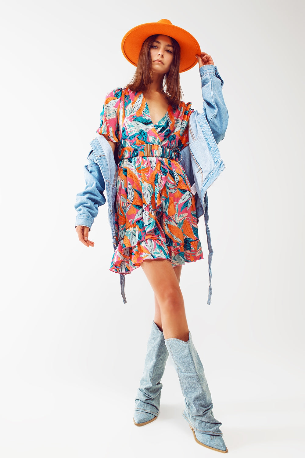 Vestido curto transpassado com estampa floral e cinto em laranja