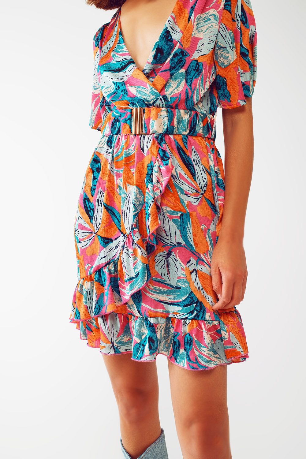 Vestido curto transpassado com estampa floral e cinto em laranja