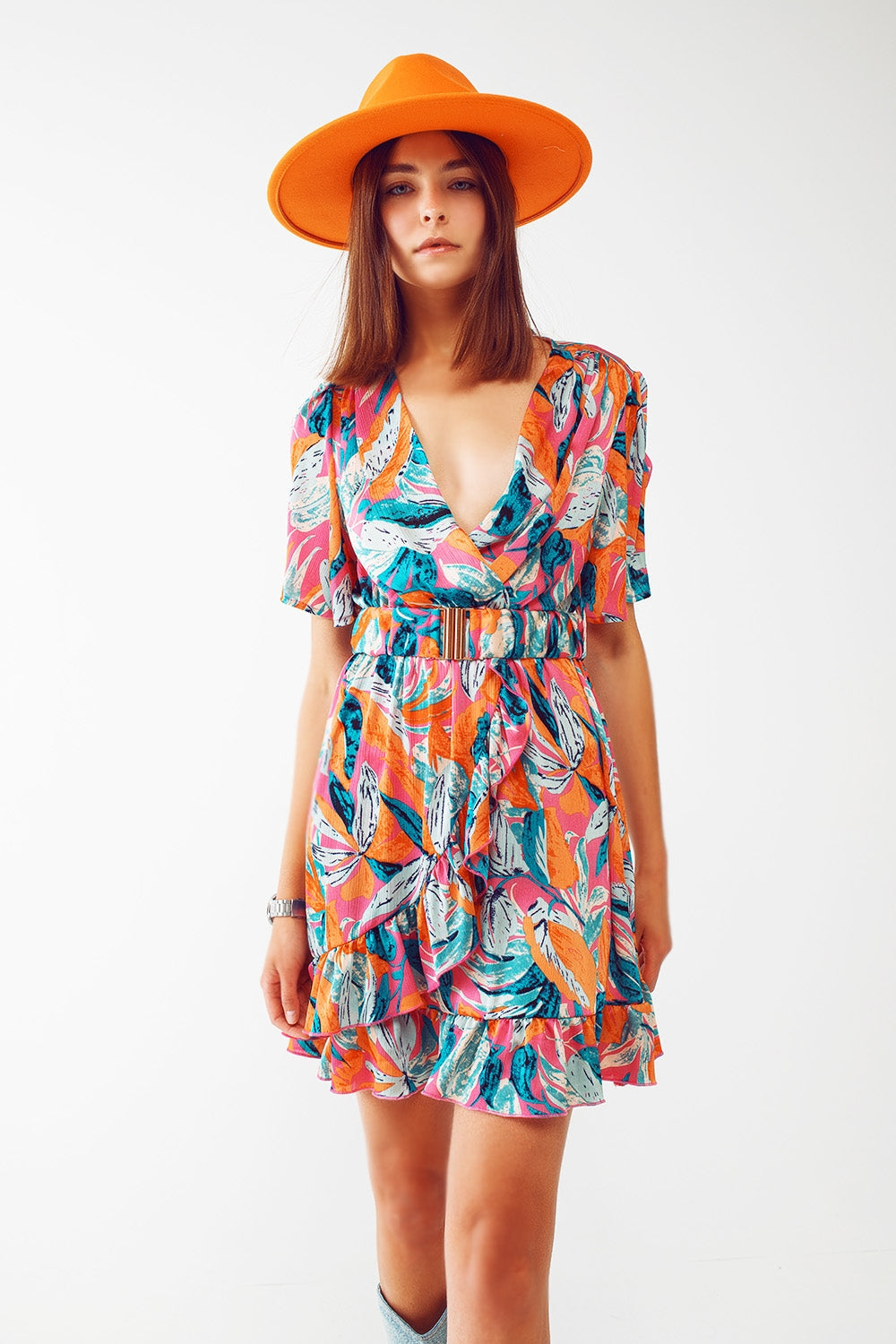 Vestido curto transpassado com estampa floral e cinto em laranja