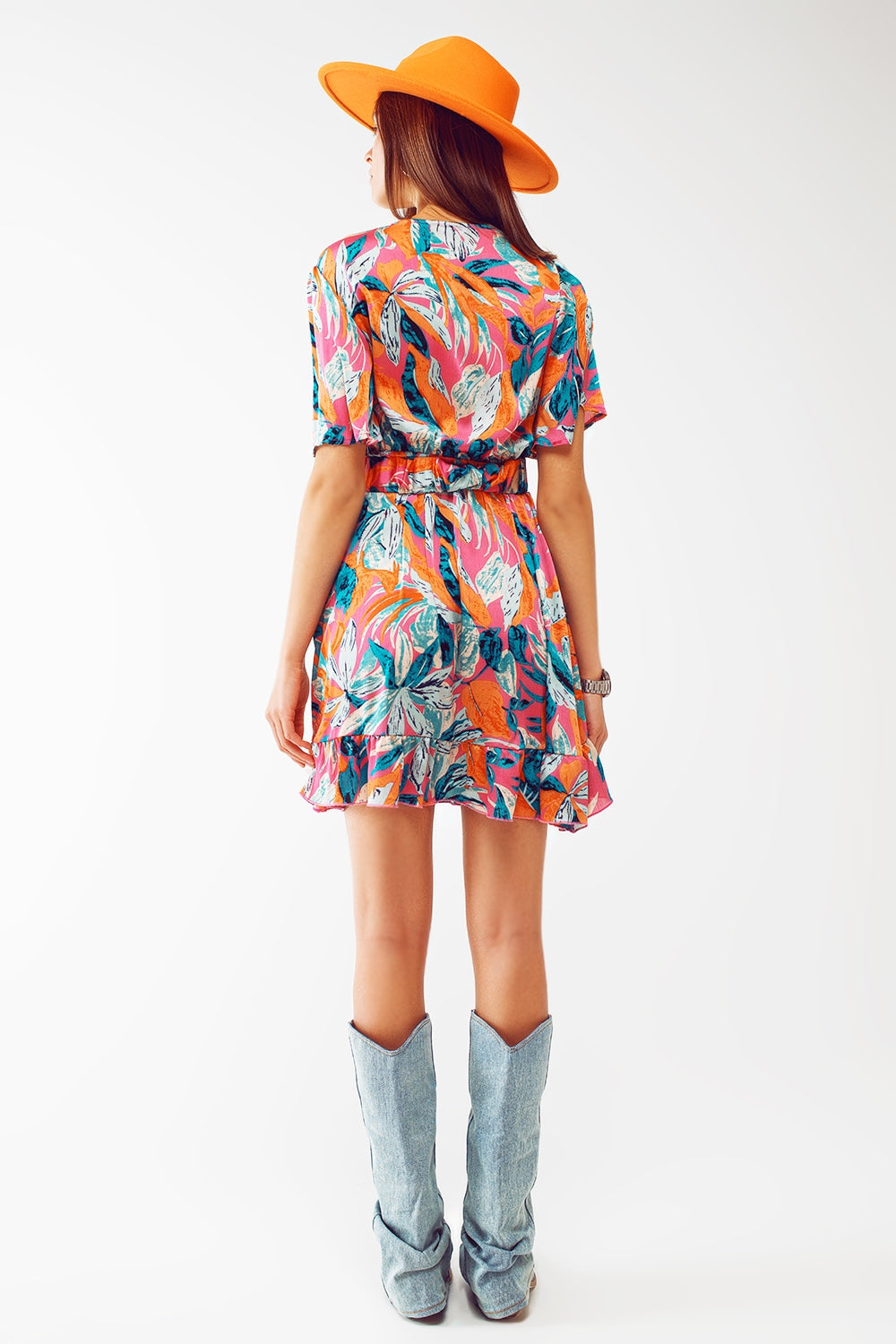 Vestido curto transpassado com estampa floral e cinto em laranja