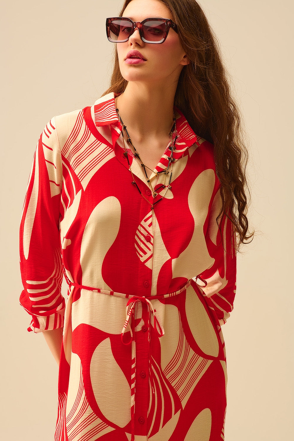 vestido de botões com estampado abstrato em vermelho