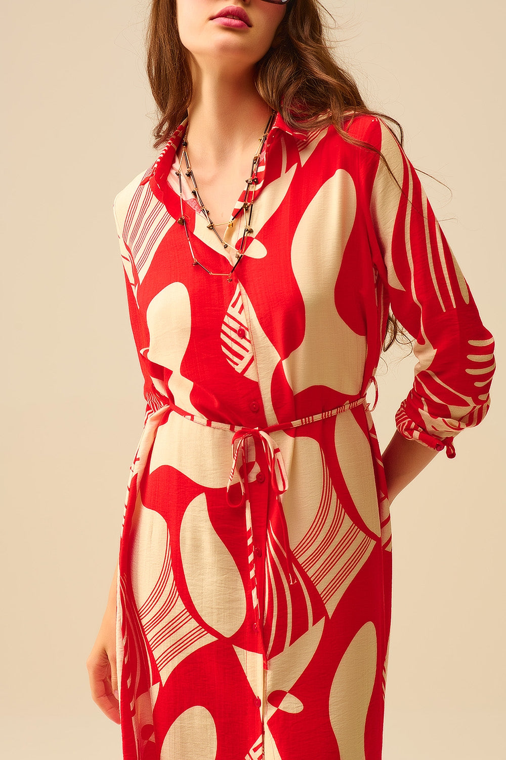 vestido de botões com estampado abstrato em vermelho