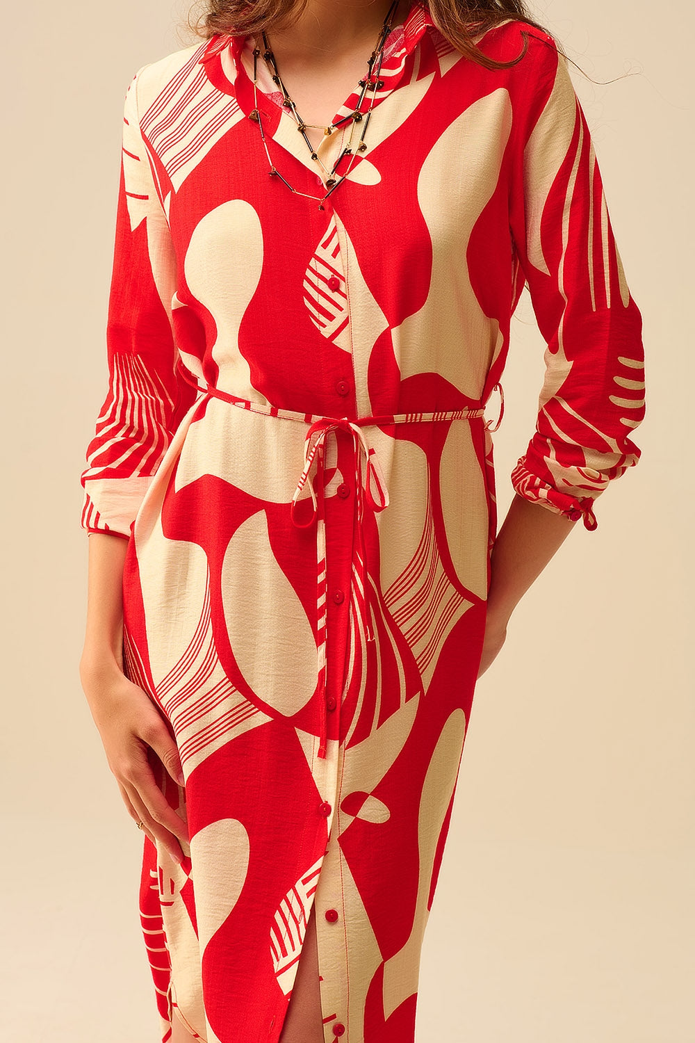 vestido de botões com estampado abstrato em vermelho