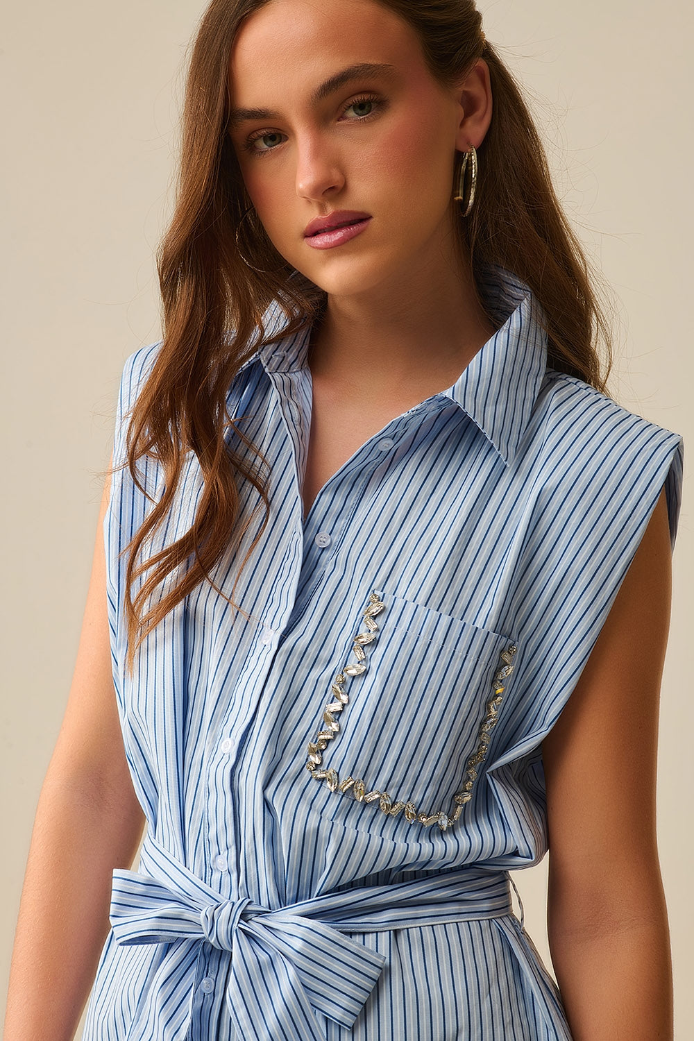 Vestido de camisa sem mangas com cinto e bolso bordado