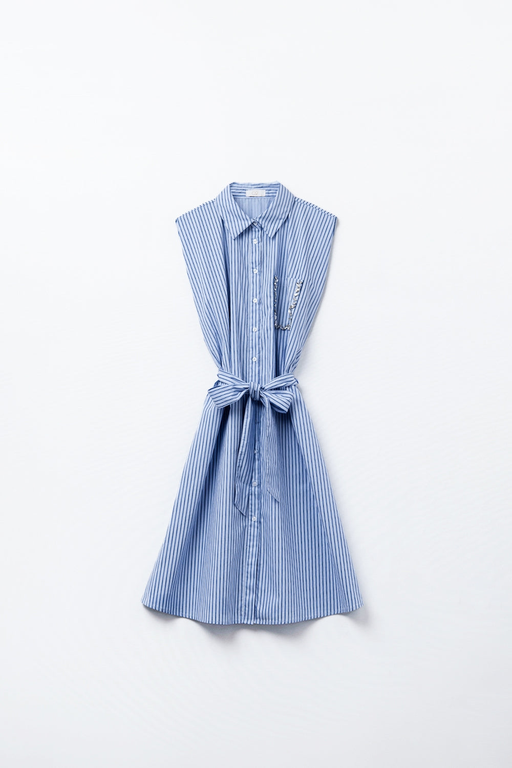 Vestido de camisa sem mangas com cinto e bolso bordado
