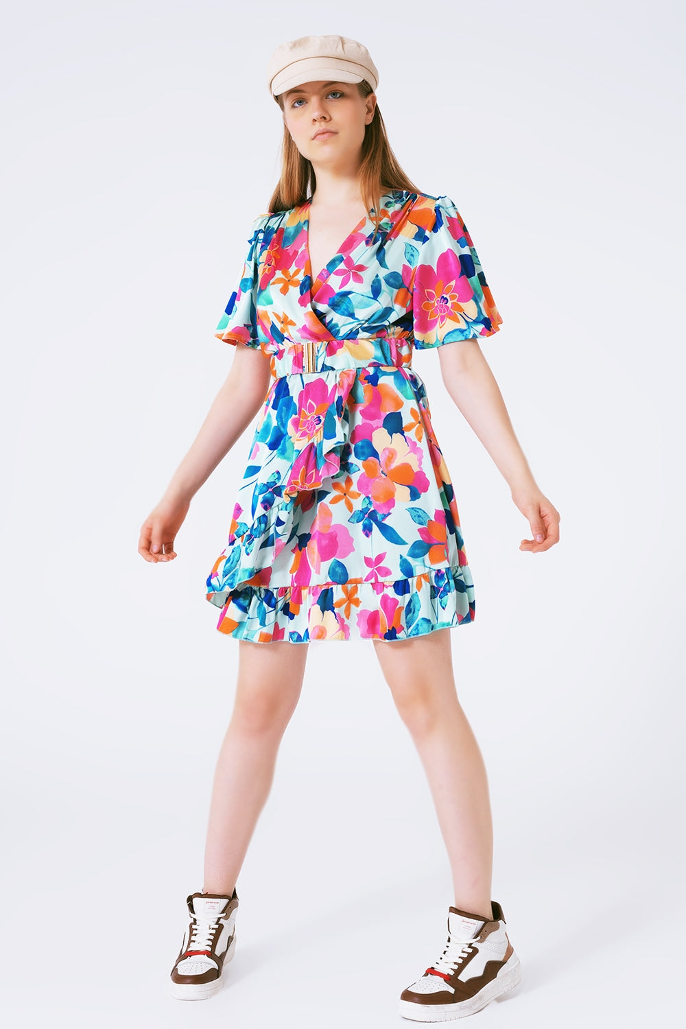vestido de cetim com macio cinto e estampa de flores