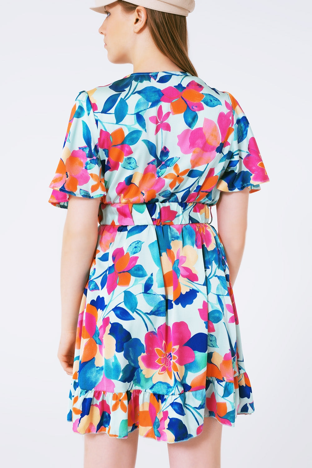 vestido de cetim com macio cinto e estampa de flores