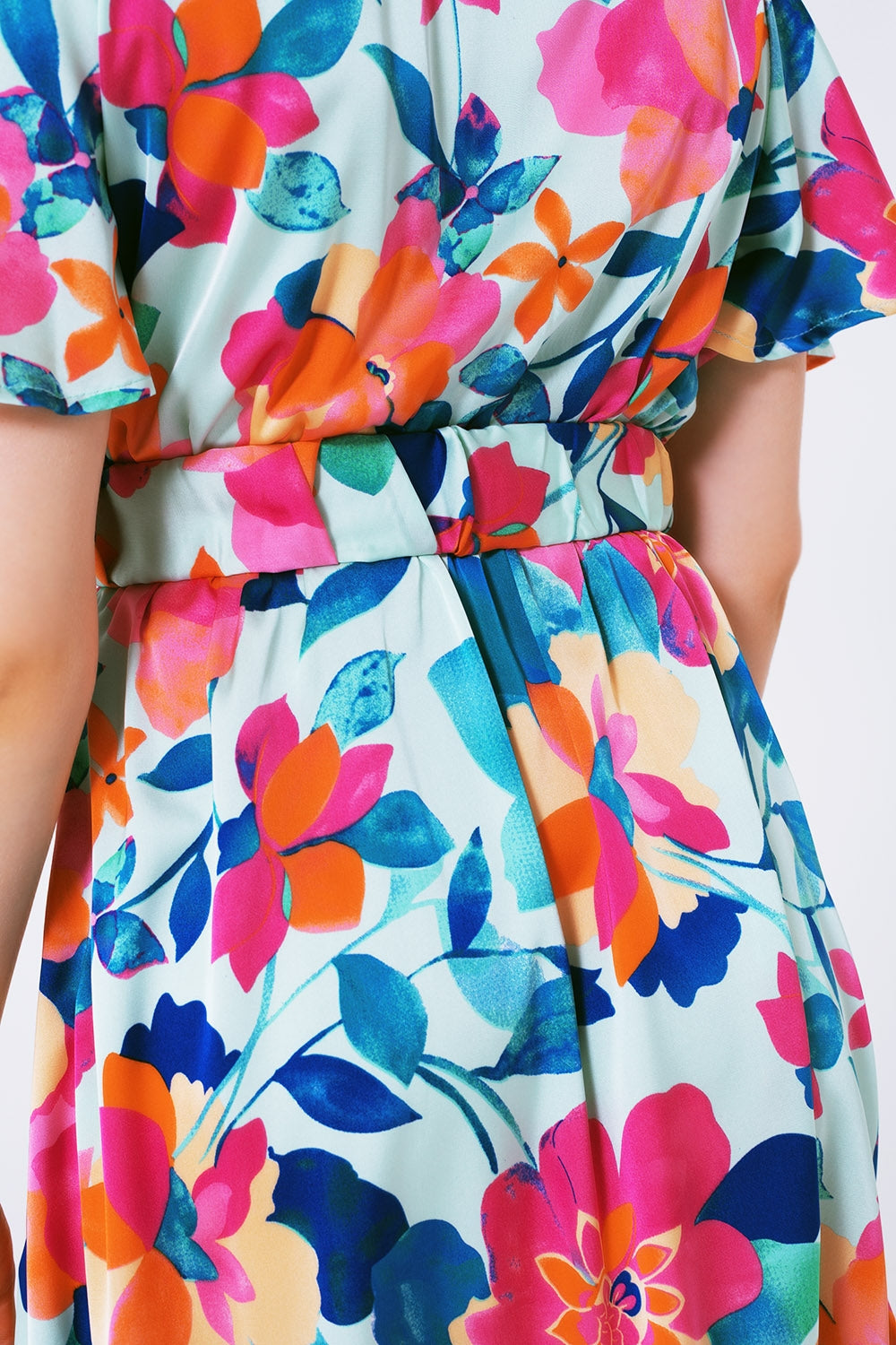 vestido de cetim com macio cinto e estampa de flores