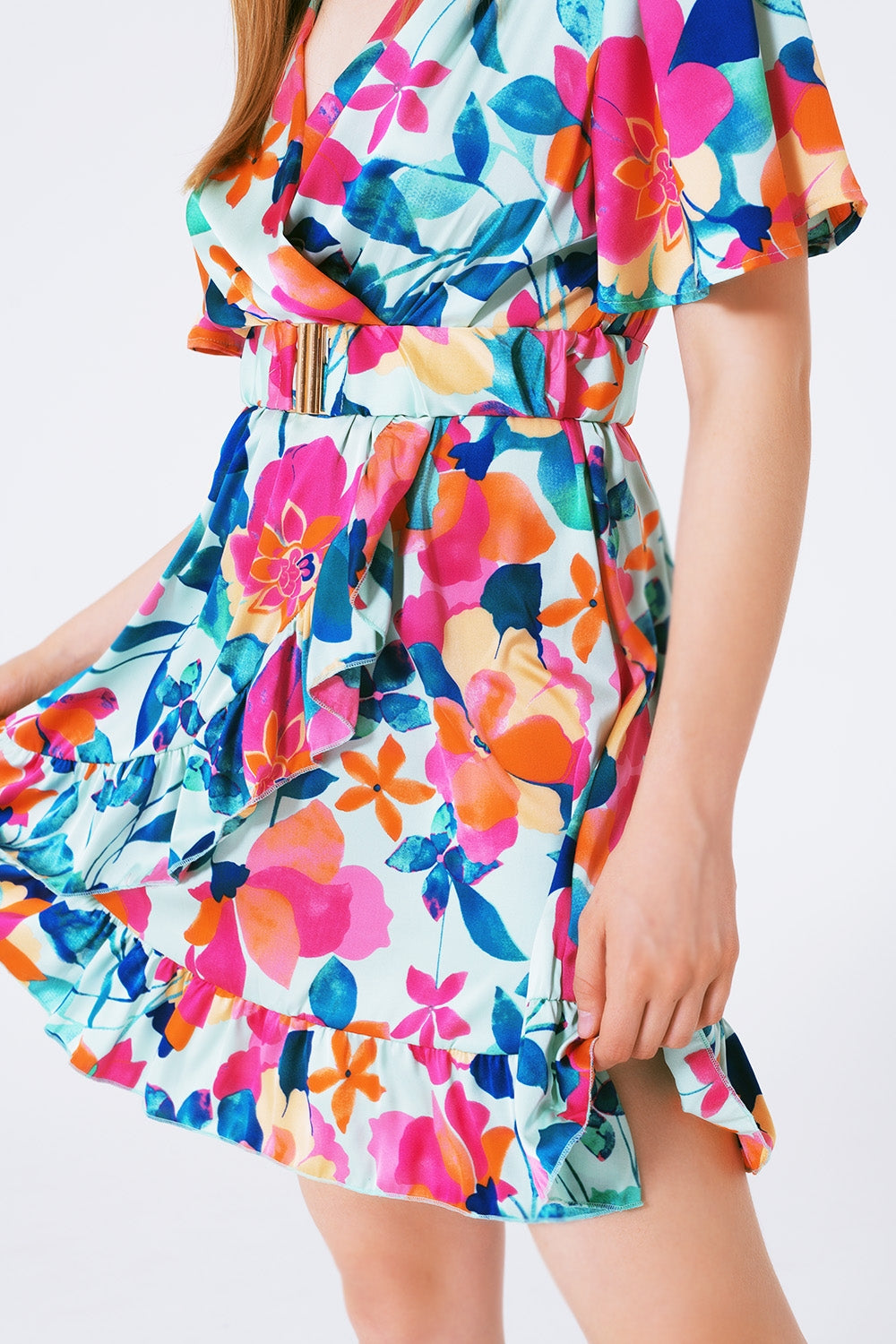 vestido de cetim com macio cinto e estampa de flores