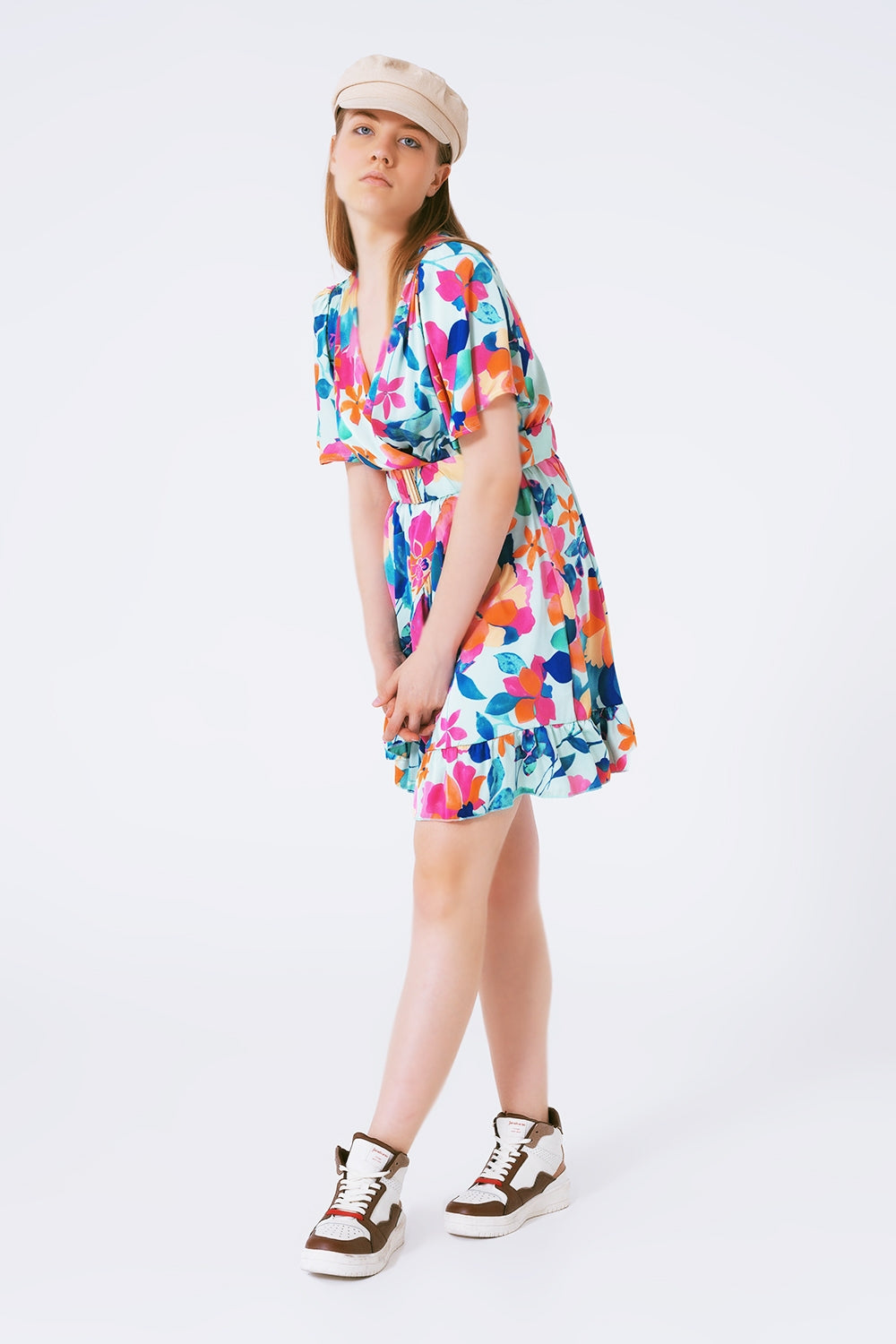 vestido de cetim com macio cinto e estampa de flores