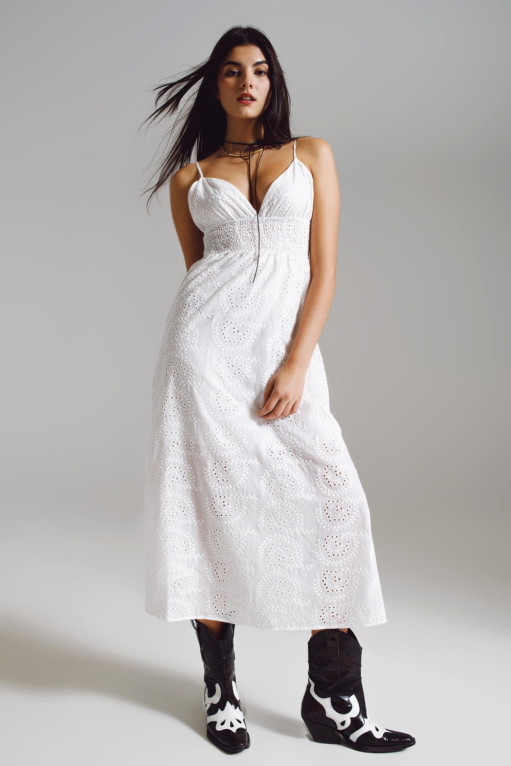 Q2 Vestido de crochê longo branco com cintura ajustada