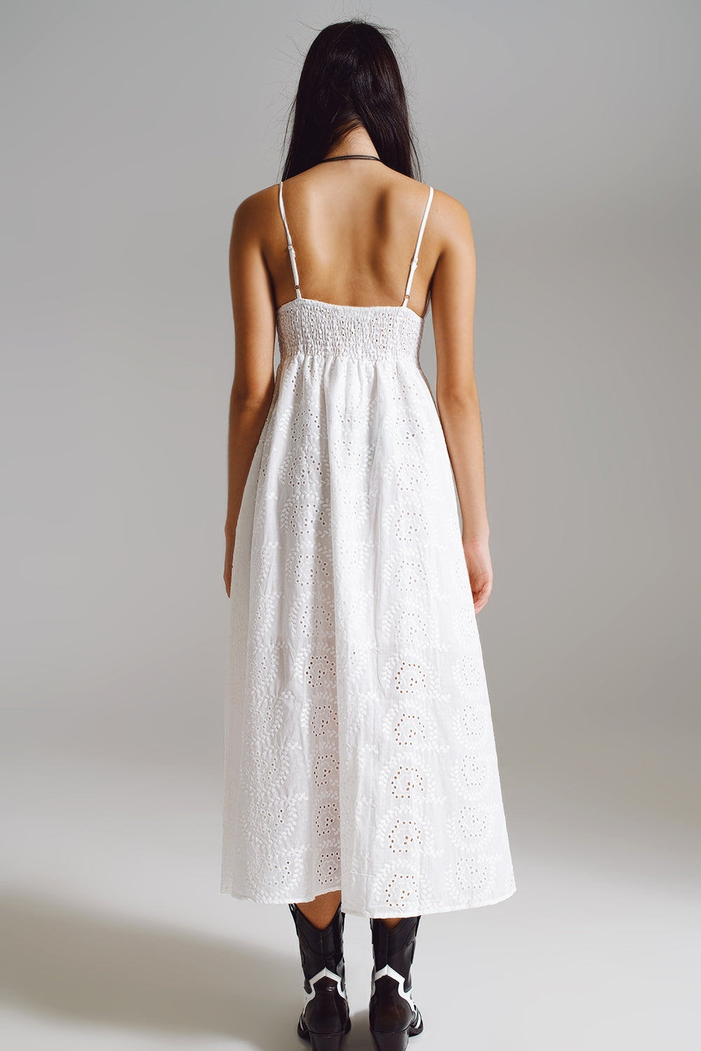 Vestido de crochê longo branco com cintura ajustada
