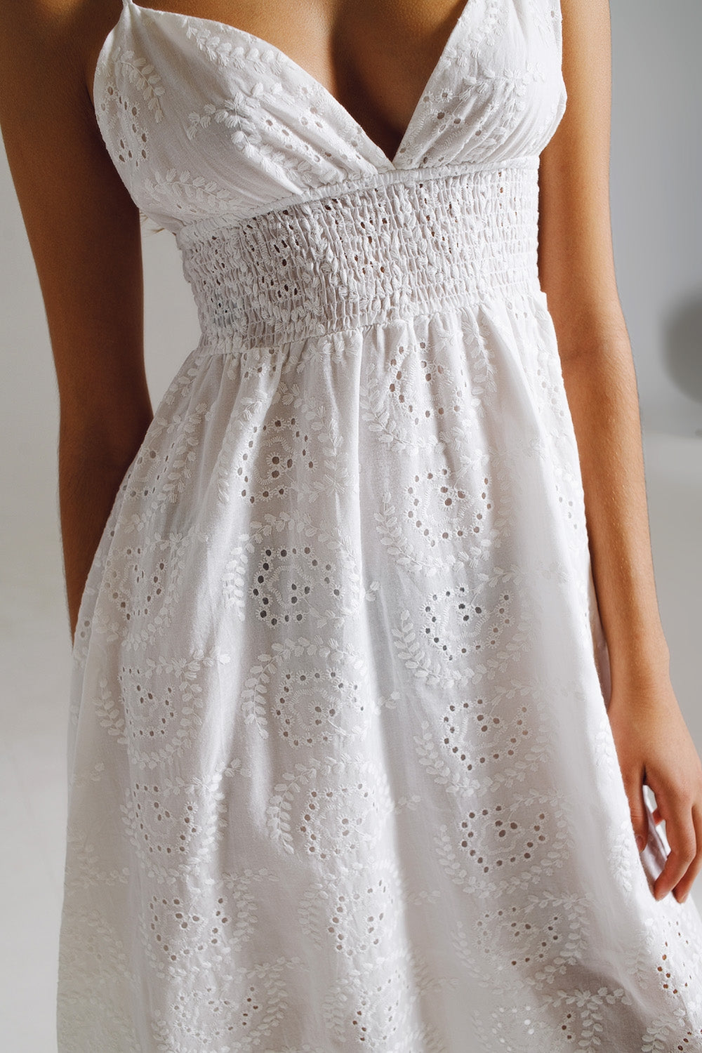Vestido de crochê longo branco com cintura ajustada